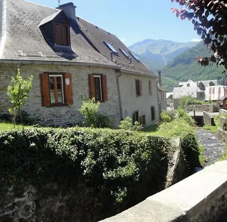 Maison De La Cascade